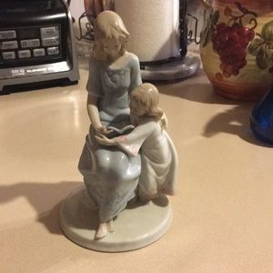Mother daughter reading statue